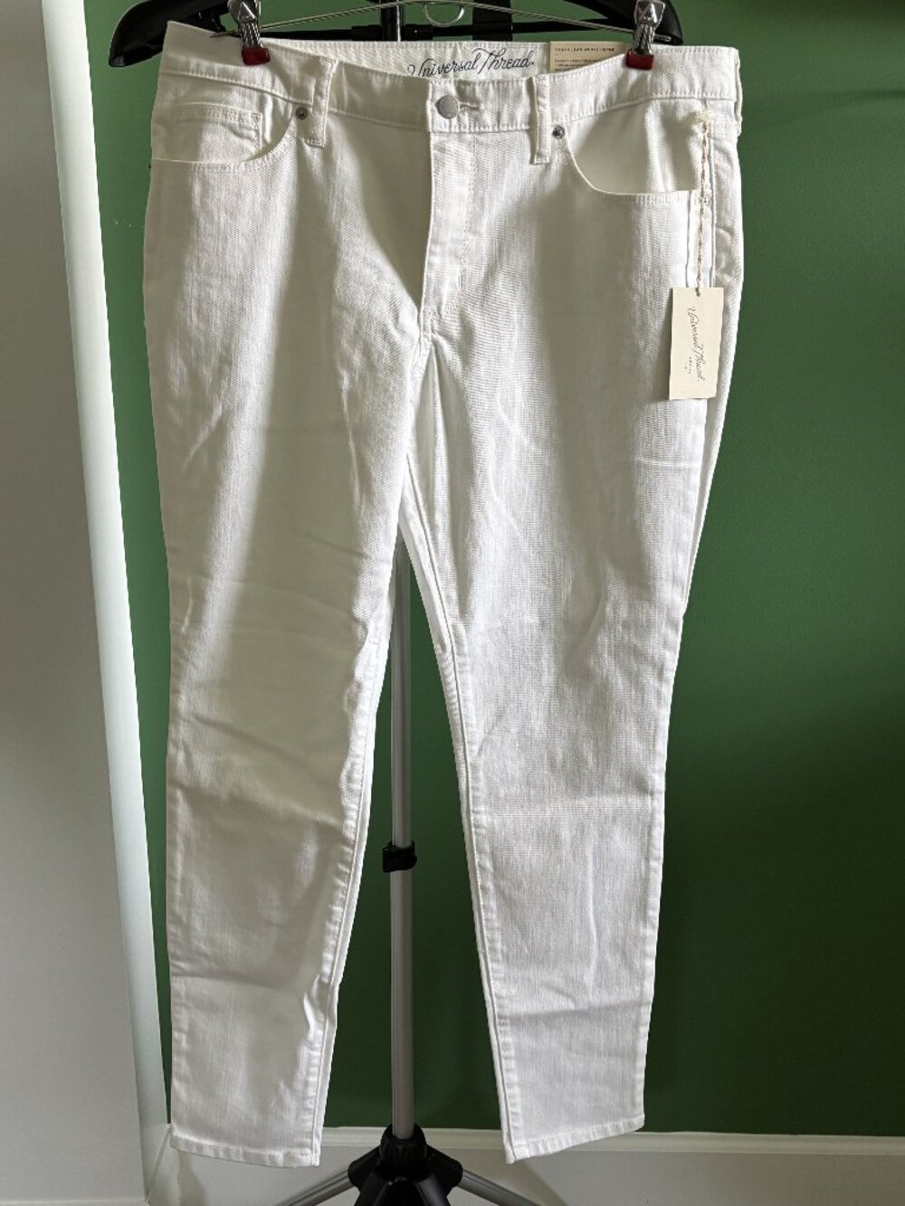 Women's Universal Thread white jeans.  Size 14 New